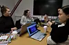 Vivi Hurtley Thordarson (f.v.), Hege Håheim Eide, Tiril Carina Gjermundbo og Linn Marie Strømnæss diskuterer fag på tegnspråk.