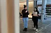 Vivi Hurtley Thordarson (t.v.) og Linn Marie Strømnæss opplever at de har kommet til dekket bord på vernepleierutdanningen ved USN.