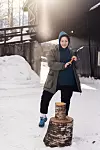 Frida er innlagt ved Fekjær psykiatriske senter i Hedalen i Valdres. Her lærer hun å kløyve ved.