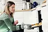 Vernepleier Inga Stensrud tar ut  baksten fra ovnen. Pasientene lærer å bake, og før de lager mat, må alle vaske hender.