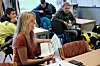 Det er god stemning i klasserommet når Heringa skal gå gjennom dagens timeplan med elevene. Bak henne fra høyre sitter Aleksander (17), Mathias (17) og Benjamin (16).