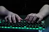 Daniel har brukt minst 120.000 kroner i dataspill. Nå har han lært seg å ta pauser og luft når han blir fristet til å bruke penger i dataspill.