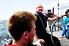 FAST KURS: Terje Turøy drev institusjon på sparebluss i to år, og får nå endelig midlene han trenger for å ansette flere fagfolk. Her på seiltur med beboerne ved Phoenix Haga i fjor sommer.