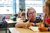 Alle førsteklassene har en miljøterapeut, som Eirin Kormeset, fast i klasserommet.