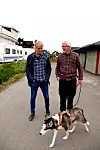 Alf Kristian Sternang (t.h) sier han setter stor pris på de ukentlige besøkene av sosionom Bjørn Pedersen. Her er de utenfor i gata med huskyen Bandit.