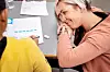 Mona Larssen Kjærvoll er med i skoletimene og er tett på elever som trenger det.