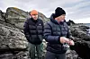Chris Elias (21) er den eneste av barna som fremdeles bor hjemme hos Jakob Bråtå. De to liker å fiske på Karmøy.
