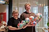Vernepleier og leder Irene Mathisen og sosionom Pontus Gustafsson ser at de eldre setter stor pris på VM-festen.