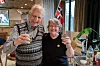 Gilbert Ellis tar en VM-skål med Irene Mathisen.