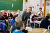 VÆRSÅGOD: Alle elevene får en brosjyre om barnevernet av Hilde Juell Larsen.