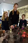 BIDRAR: Søstrene Kornelia, Konstanse og Klara lærer å bidra for fellesskapet og er med å steller i stand til 1. mai-fest for FO-medlemmer i Bergen.