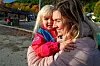Alisa (4) hadde aldri gått i barnehage før hun kom til Norge som flyktning fra Ukraina. Her får mamma Daria en god klem når hun kommer for å hente datteren.