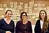 BEDRE LØSNINGER: Skap språkpraksisplasser, etterlyser (f.v.) Trude Holand Hanssen (sosionom), Kristin Moe Hønsvik (kriminoog), og Marthe Hov Bjerke (sosionom) ved Nav Bjerke. Bak vises gangen for en bruker i kvalifiseringsprogrammet, leses fra venstre mot høyre.