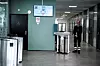 Hvis en bruker oppleves truende, settes det inn sikkerhetstiltak. Det vil si at de alltid skal være to i samtalen og de kan gi beskjed til vekteren om at han må følge litt ekstra med. Her er vekteren og mottaket hos Nav Fredrikstad.