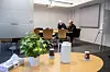 Fylkesnemnda i Vestland er en av fem i landet som har invitert til samtaleprosess siden forsøket startet opp i 2016. Det foregår i et rom som dette.