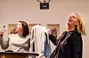 Kathrine Haugland Martinsen i FO (t.v) deler ut kampanje-gensere til deltakerne på frokostmøtet. Barneombud Inga Bejer Engh fikk en #takkpappa-genser.