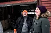 Det er mye bedre å jobbe enn å sitte hjemme, konkluderer vaktmesterassistent Geir Pettersen og vernepleier June Sollie i Nittedal.