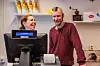 VTA-koordinator Lisa Tronsen og Patrick Mortvedt Aas driver denne butikken på sykehjemmet i Nittedal.