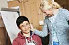ET TAK I ØRET: - Jeg må holde deg i øra, sier Gry, og passe på at du går på skolen hver dag.