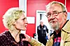 SOLIDARISK: Ellen Galaasen i FOs arbeidsutvalg får klapp på skulderen fra LO-nestor og tidligere barnevernsbarn Yngve Hågensen.