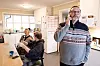 I front står Rune Ellefsen i telefonen, mens Liv Taraldsen og Jonas Aavik sitter og prater (!?) i bakgrunnen.