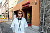 Dette hotellet er gjort om til et akutt flyktningmottak. På dagtid er det en sykepleier og en sosionom til stede for å bistå de som trenger hjelp.