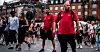 Københavnerteamet starter med å gå en runde i København sentrum. Junes Benakrich (t.h) sier det er viktig at de er synlig både for de unge og for å gjøre folk generelt trygge.