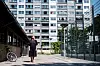 Leder for Nørrebrobyggerne Eline Feldman står foran en av de tolv boligområdene på Nørrebro hvor de arbeider med å støtte dem som bor her.