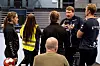 Falk-trener Johnny Jensen hadde ikke mye pent å si til dommerne Charlotte Husomanovic (t.v.) og Jovana Dasic etter kampen.