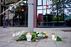 Det ble lagt ned blomster utenfor Nav-kontoret på Danmarks plass i Bergen etter drapet.