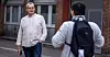 Kjell Arne Lie tar en kort prat med en av de andre mennene han jobber med, Nematullah Haidari. Han er helt fersk i arbeidslivet og i barnevernstjenesten, mens Lie har begynt å forberede seg på pensjonistlivet.