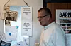 – Disse passer godt til temaet «menn», sier Lie og sikter til de to A4 arkene som henger på tavla hans.