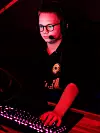 – Det er fint å kunne sitte ved siden av hverandre og prate sammen, sier Noah. Denne onsdagen er han og fire kompiser med i en e-sport turnering.