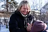 Ute i skolgegården går Nøstdahl rundt og trekker opp glidelåser på jakkene til elevene. Det er 15 minusgrader i Skien denne dagen.