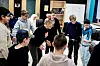 I løpet av MOT-økta gjør elevene samarbeidsøvelser. Her skal de få en rokkering rundt ringen uten å bruke hendene.