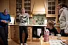 SAMLING: John-Atle, Eirik, Isak og Marit koser seg med hjemmelagde smultringer kvelden før Marit pendler en uke til Oslo.