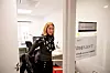 KONTORET: Arbeidsplassen er nådd. Allerede maser kollegene om at hun må bli med i et møte, hun må bare få av seg ytterklærne først.