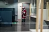 Hege Østvold Vagle kler seg om til nisse i Nav-kontoret og går for å overraske barna på festen med godteri.