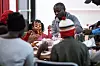 Joseph Ntabala og familien synes det er hyggelig å bli bedt på julebord. Her sitter han sammen med datteren Nardo Basima.