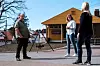 I det gule bygget ligger gymsalen. Der gjør de voksne ofte aktiviteter med ungdommene. Der møtes også de ansatte for å debriefe. Fra venstre står lederen av Husøy psykisk helse, Olav Sannes Vika, barnevernspedagog Rikke Karina Mowinckel og førskolelærer Wivian Pedersen Døj.