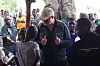 Halvor Holøyen behersker noe swahili og fikk til en samtale med barna.