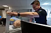 Alle fengselsbetjentene i fengselet i Eidsberg har tatt bilde av ansiktene sine i kopimaskinen. Da vil Lise Sannerud gjøre det også.