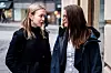 Anette Wagle (t.v) og Silje Thomassen er kolleger i Nav Asker og mener de har en god modell for å få folk som mottar økonomisk sosialhjelp ut i arbeid.