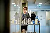 Ergoterapeut Ann- Elin Johansen sørger for kaffe og snacks til deltakerne på pårørendeskolen. Sammen med vernepleier Bodil Pedersen skal hun innlede om kommunikasjon og samhandling.