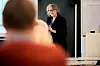 Vernepleierens kompetanse er verdifull i demensomsorgen, mener Bodil Pedersen, som her innleder på pårørendeskolen.