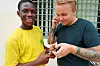 Hver morgen venter Joshua (16) på at vernepleierstudent Simon Lauransen skal komme til skolen. De hører på Ayoo av Shatta Wale.