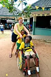 En tredjedel av vernepleierstudiet er praksis. Læringsmålet for praksisen det siste året er å tilrettelegge for trivsel, deltakelse og likeverd.  Her, student Agnes Penttillä med to elever ved New Horizon spesialskole.