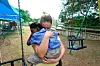 Oda Grytten klemmer Seiram. 4-åringen sovnet på husken på slutten av skoledagen.  - Jeg prøver å distansere meg litt fra alle skjebnene, ellers blir jeg helt nedbrutt, sier studenten.