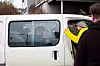 Miljøarbeiderne Eirik og Trygve får med seg Rune i bilen for å kjøre til småbruket. Det er en halvtimes kjøretur unna Levanger hvor Rune bor i omsorgsbolig.