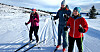 Anne Gro Røyland (f.v), Edgar Amundsen og Marte Marie Norberg har valgt å løse dagens oppgave mens de går på ski på Gol. – Det blir mye mer flyt i samtalen når vi går, sier de.